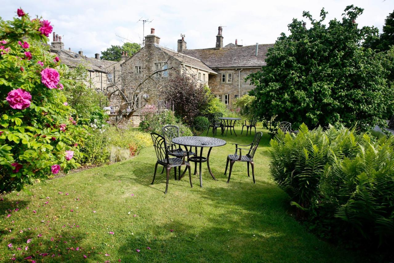 Hotel Ashfield House à Grassington Extérieur photo The garden of the Old Swan