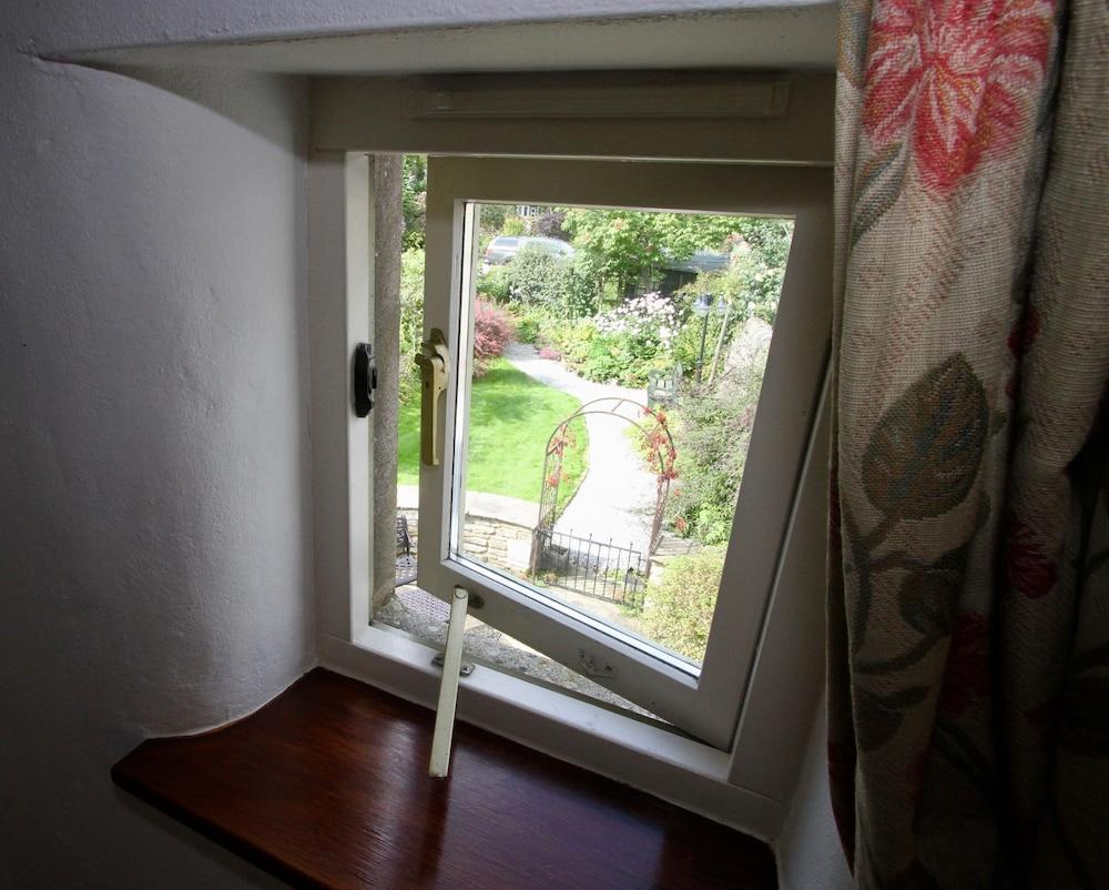 Hotel Ashfield House à Grassington Extérieur photo A window open for ventilation