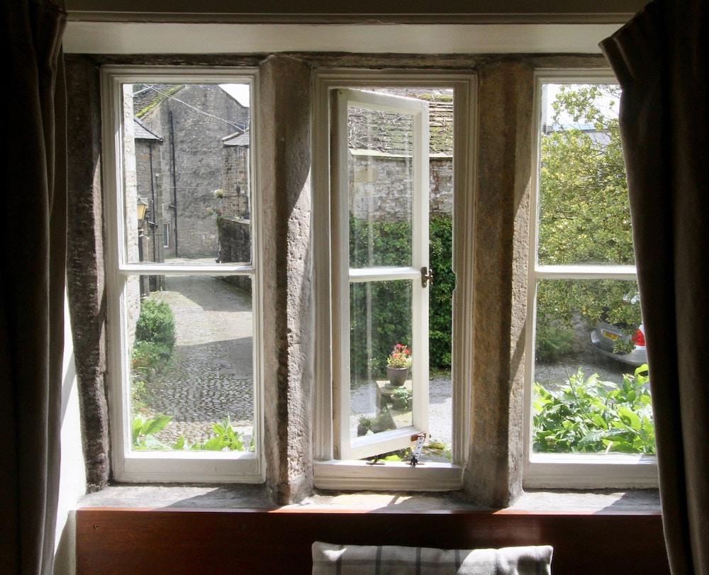 Hotel Ashfield House à Grassington Extérieur photo A window with a mullion frame