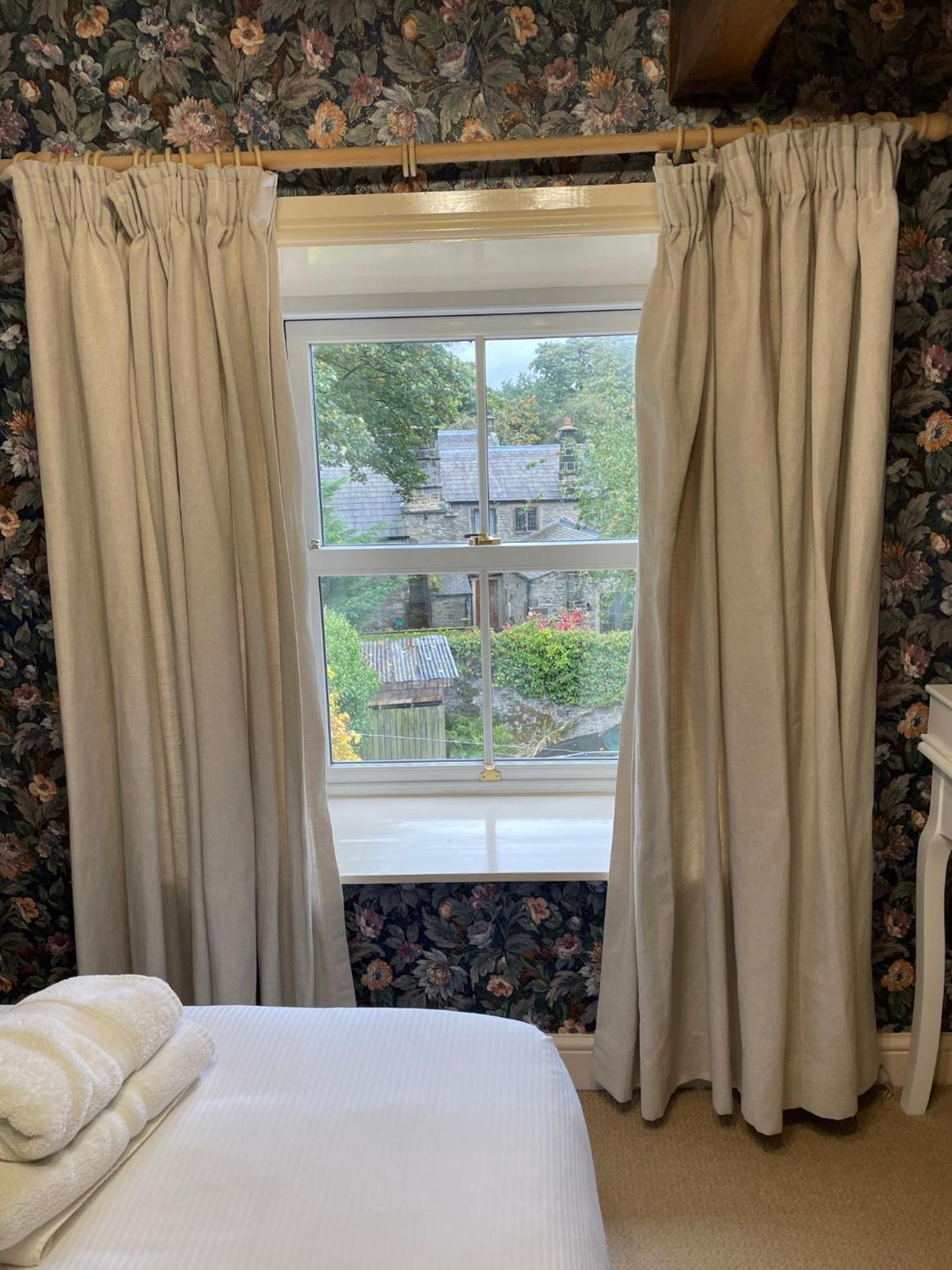 Hotel Ashfield House à Grassington Chambre photo Curtains in a window