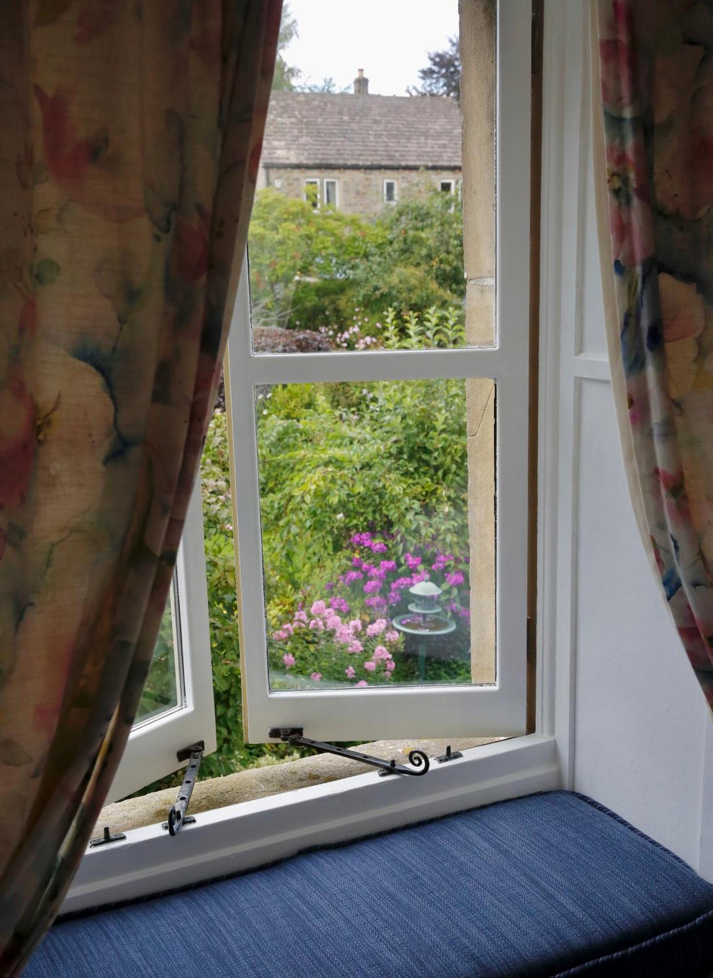 Hotel Ashfield House à Grassington Chambre photo A window with curtains