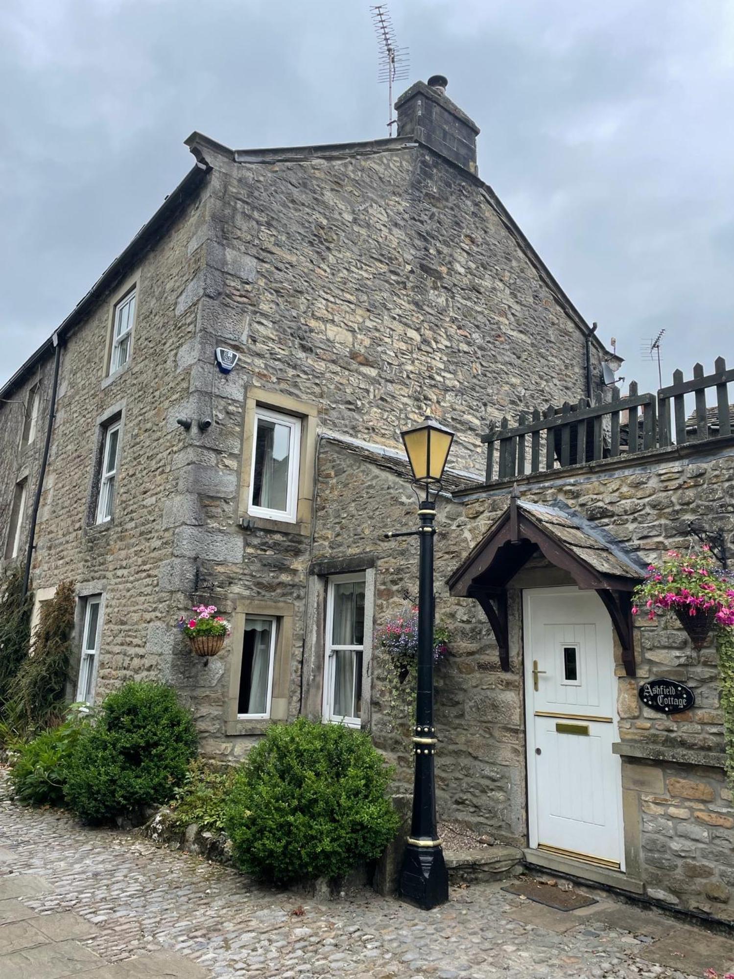 Hotel Ashfield House à Grassington Chambre photo The old school house